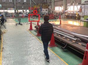 模型部の社員が工場内でドローンを初フライトしている様子