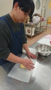 ドーナツの成形中