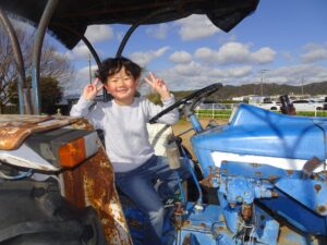季節のフルーツを使ったパフェをテーブルに並べた様子