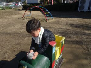 カフェで名産パフェを堪能するメンバー