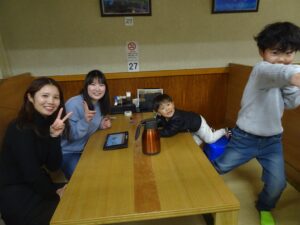 フルーツたっぷりのパフェを前に笑顔の社員