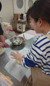 生地をこねる様子