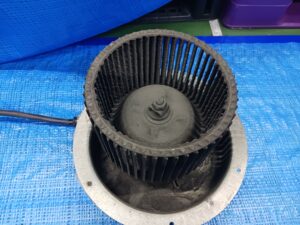 ファン羽施工前:汚れや付着物の確認